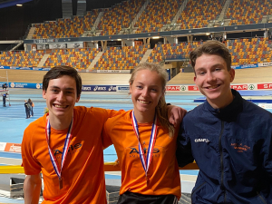 Loes en Jari met medaille en Jarik in 2023